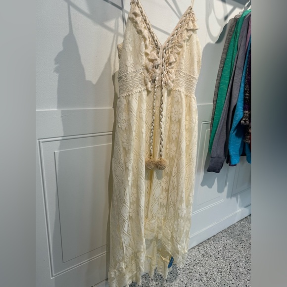 Beautiful Beige Dress Size M - Picture 2 of 3